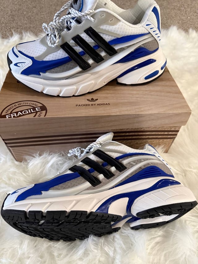 Arrival photo 2 — 5.5 kg MyCNBox USA haul — Adidas Jellyfish, Der Schutze denim, NN & Pokemon cards