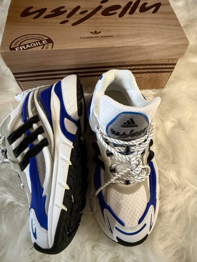 Arrival photo 3 — 5.5 kg MyCNBox USA haul — Adidas Jellyfish, Der Schutze denim, NN & Pokemon cards